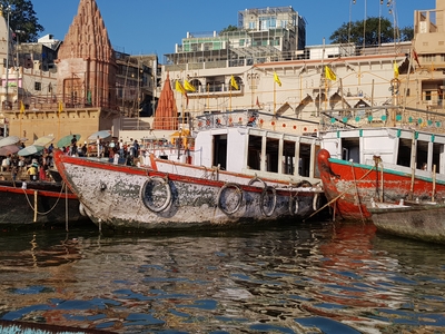 Bateau blanc à quai